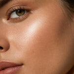 Iluminador aplicado en el pómulo con el lápiz Beauty Glazed